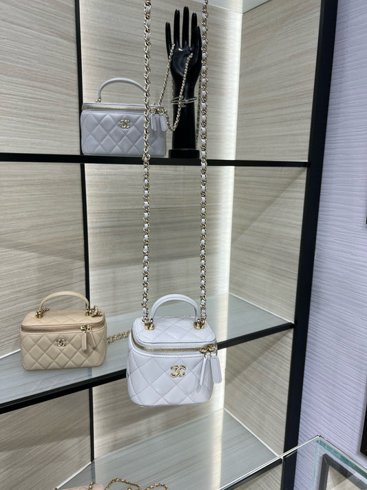 Mini White Quilted Box Bag with Chain Strap & Top Handle – Zip Closure Shoulder Crossbody