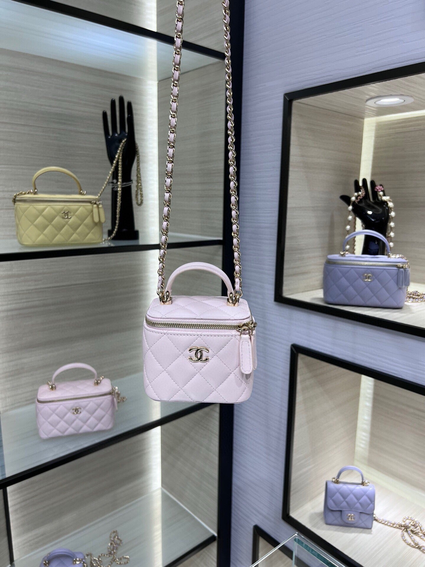 Mini White  Quilted Box Bag with Chain Strap & Top Handle – Zip Closure Shoulder Crossbody